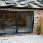 Bv Comfy Spacious 3 Bedroom Townhouse At One Cliff Oak Leeds Perfect For Contractors